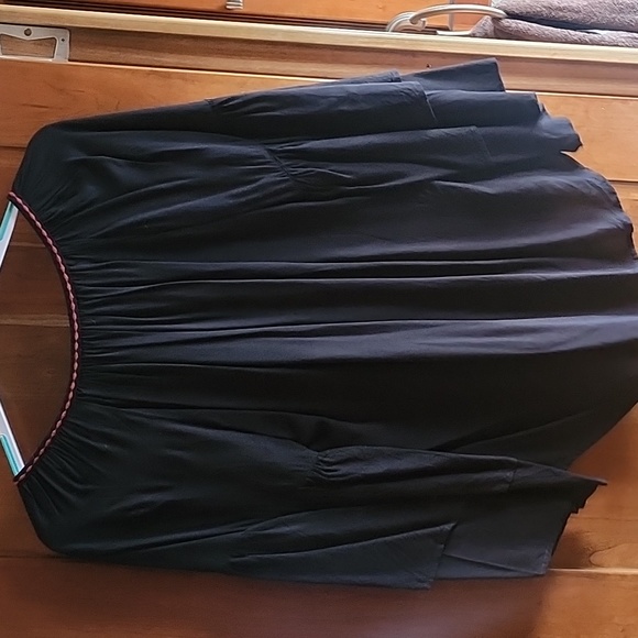 Gorgeous Black Tunic Tiered Flowy Sleeves With Embroidered Front - Picture 2 of 11